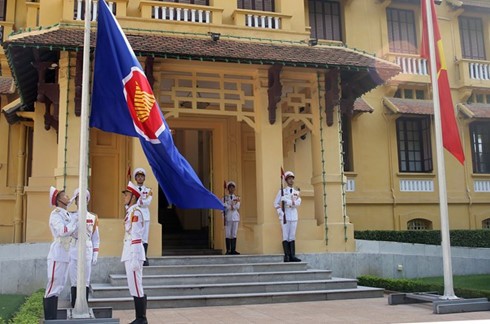 Flag raised in Hanoi on ASEAN’s foundation day - ảnh 1
